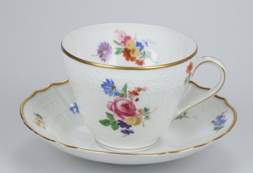 Hutschenreuther Dresden Moritzburg: Kaffeetasse 2-tlg. 2 3/4 - Achtung kleine Größe - Höhe: 6,5 cm Durchmesser : 7,2 cm Hutschenreuther Dresden Moritzburg: Kaffeetasse 2-tlg. 2 3/4 - Achtung kleine Größe - Höhe: 6,5 cm Durchmesser : 7,2 cm