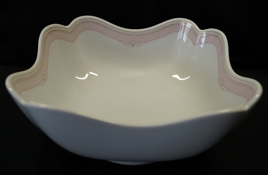 Hutschenreuther Maria Theresia Windsor Rose: Schüssel 24 cm eckig (diag. gemessen) ) Hutschenreuther Maria Theresia Windsor Rose: Schüssel 24 cm eckig (diag. gemessen) )