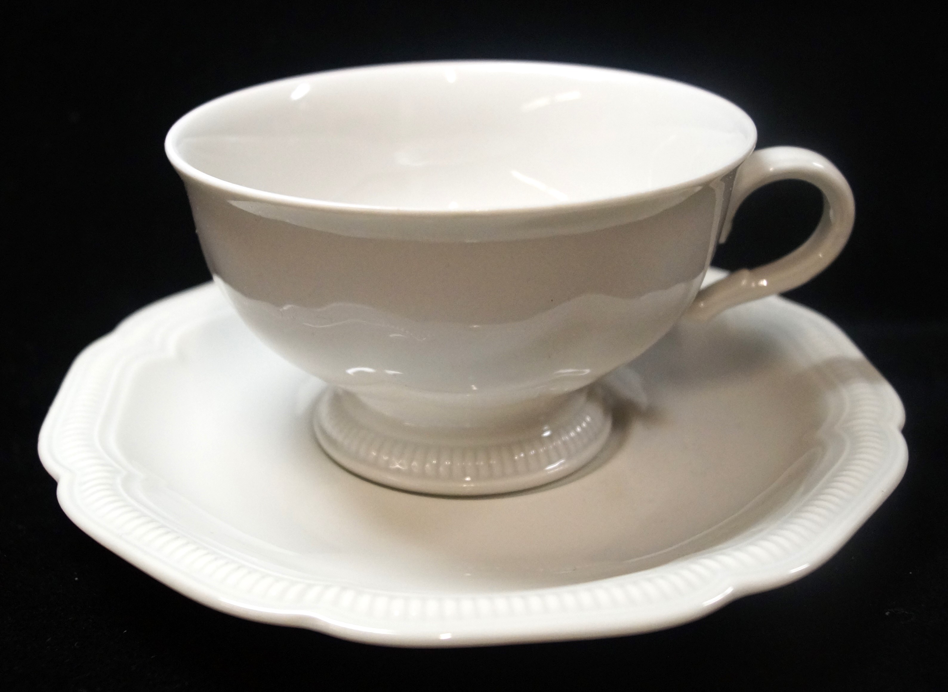 Hutschenreuther Weimar Weiss: Kaffeetasse 2-tlg.;  Tasse Höhe: 5,8 cm; Ø 10 cm; UT Ø: 15,5 cm; 